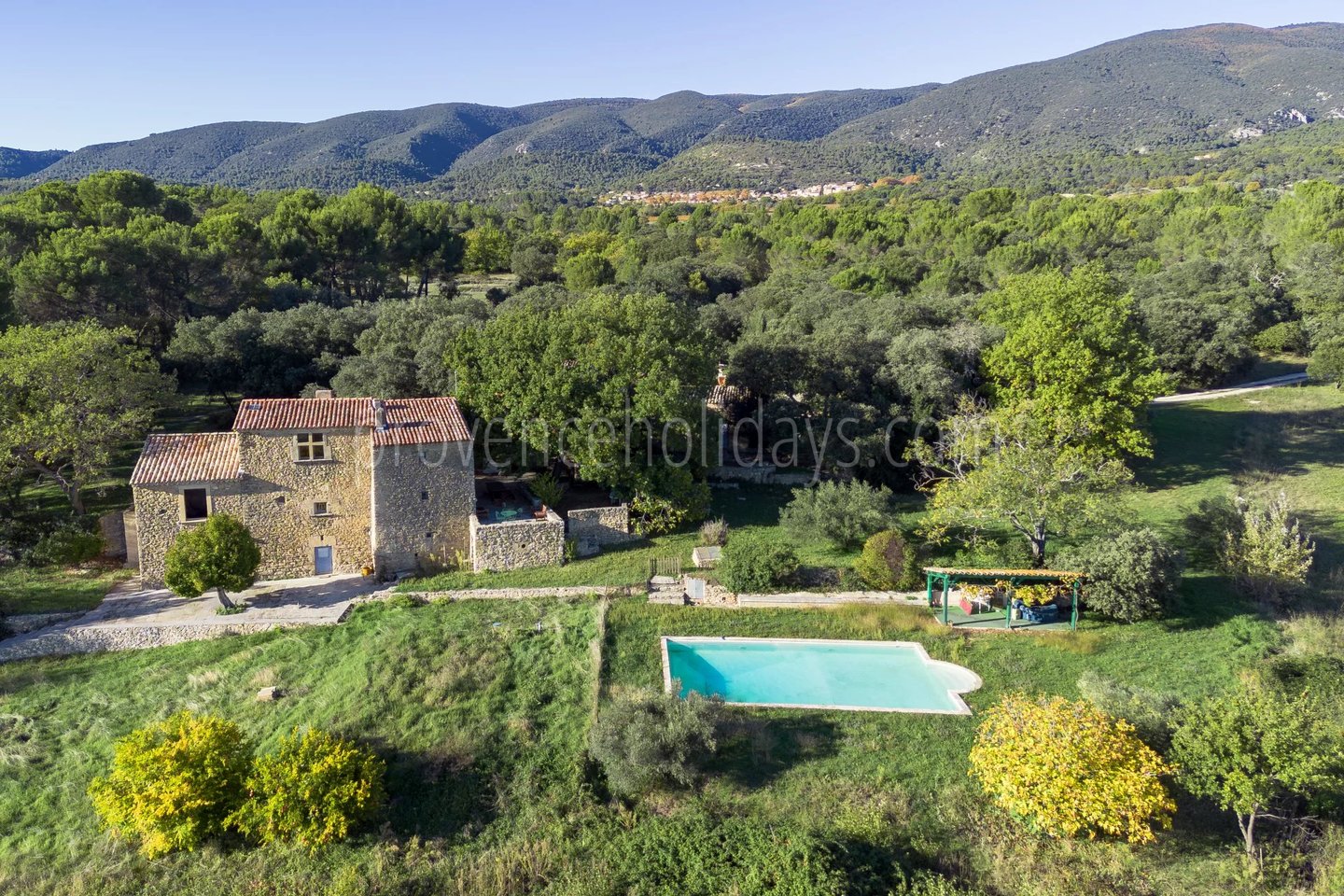 7 - Stone property in Cucuron: Villa: Exterior