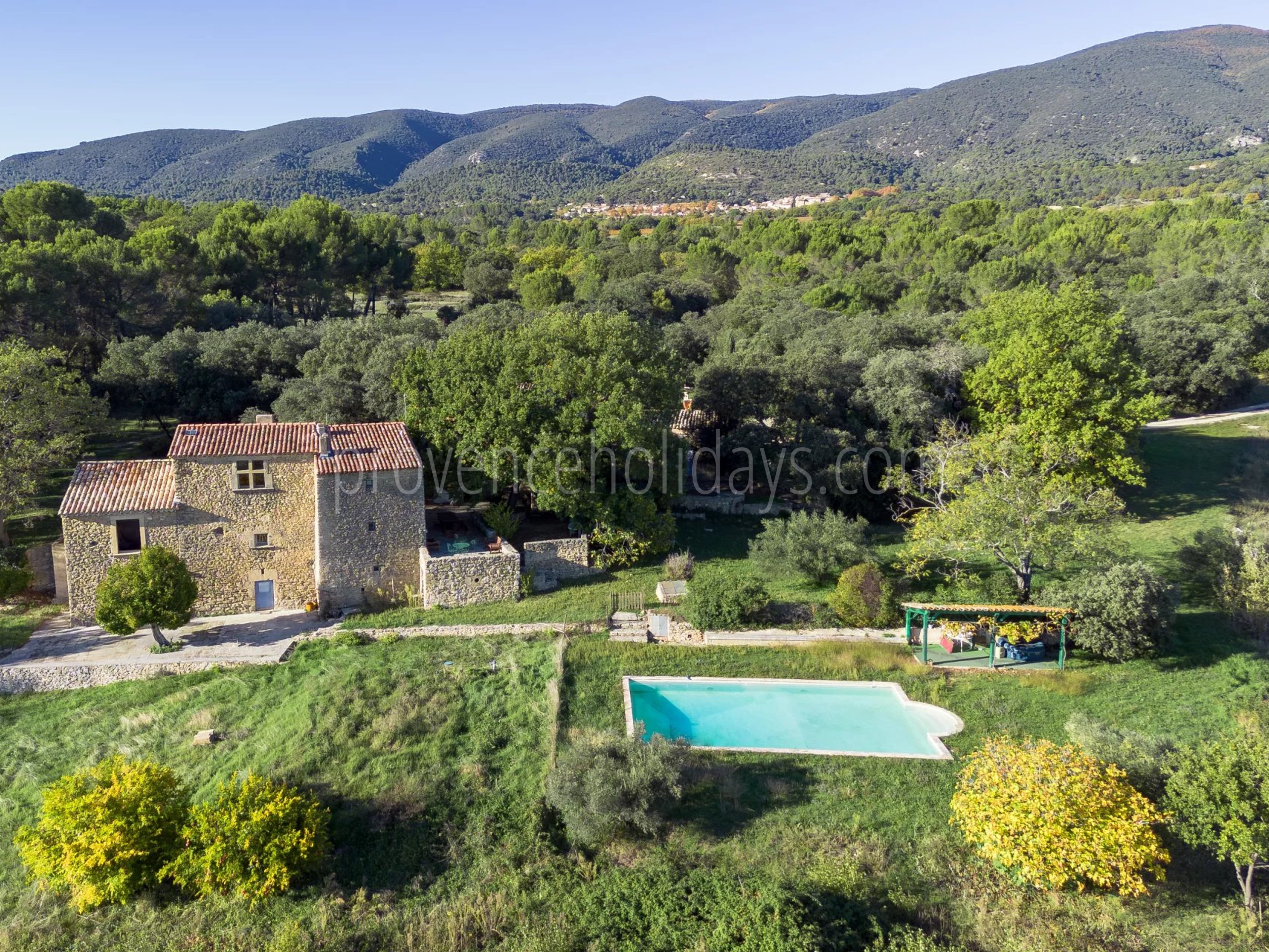 7 - Stone property in Cucuron: Villa: Exterior