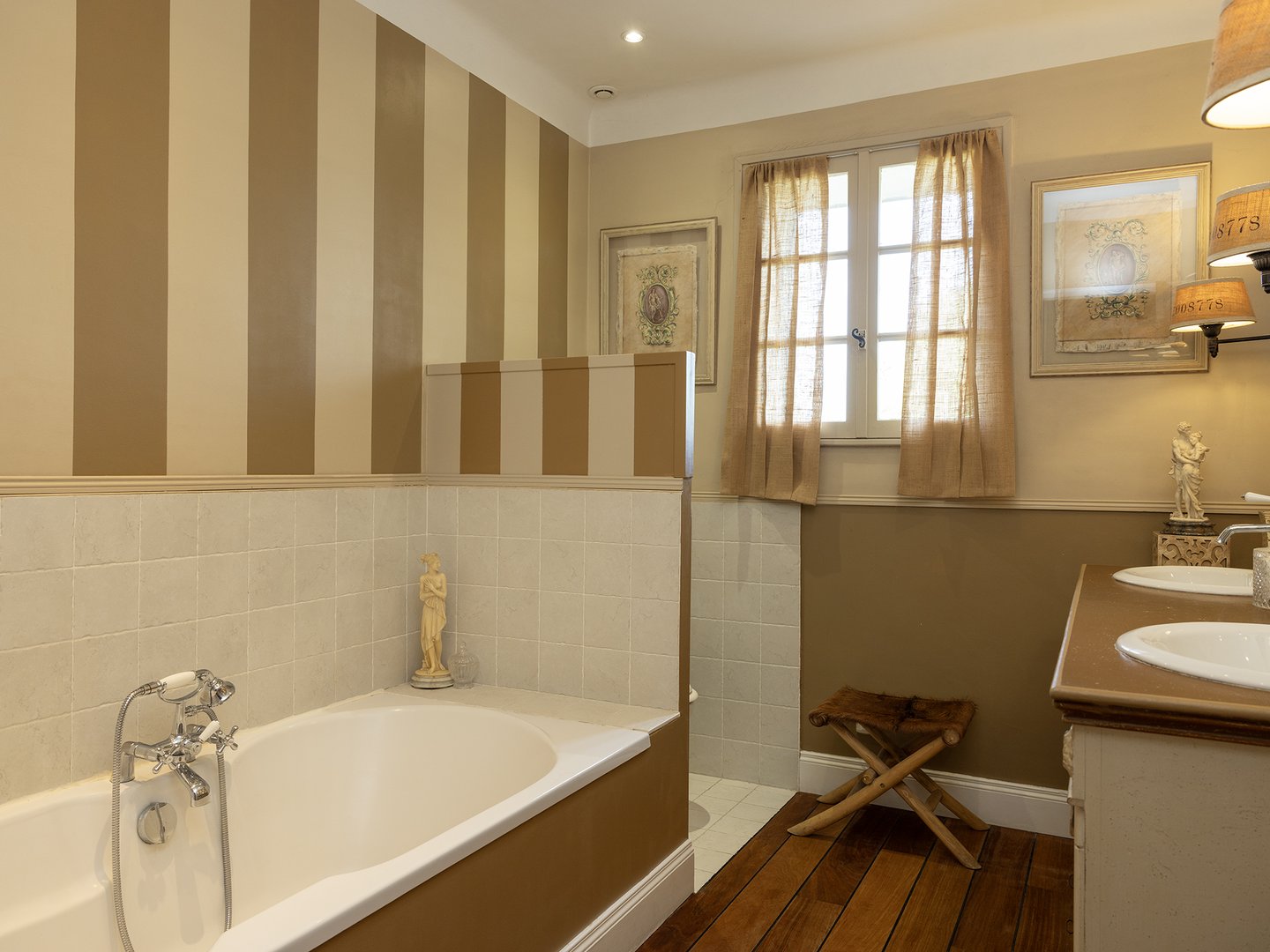 46 - Mas Le Thor: Villa: Bathroom
