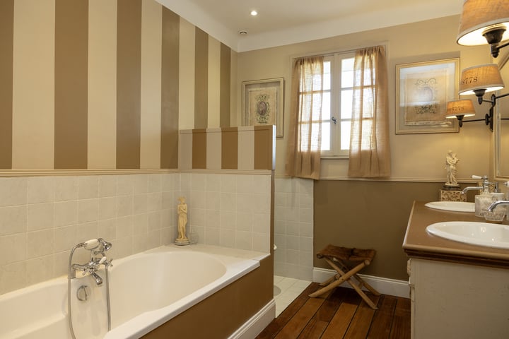 46 - Mas Le Thor: Villa: Bathroom