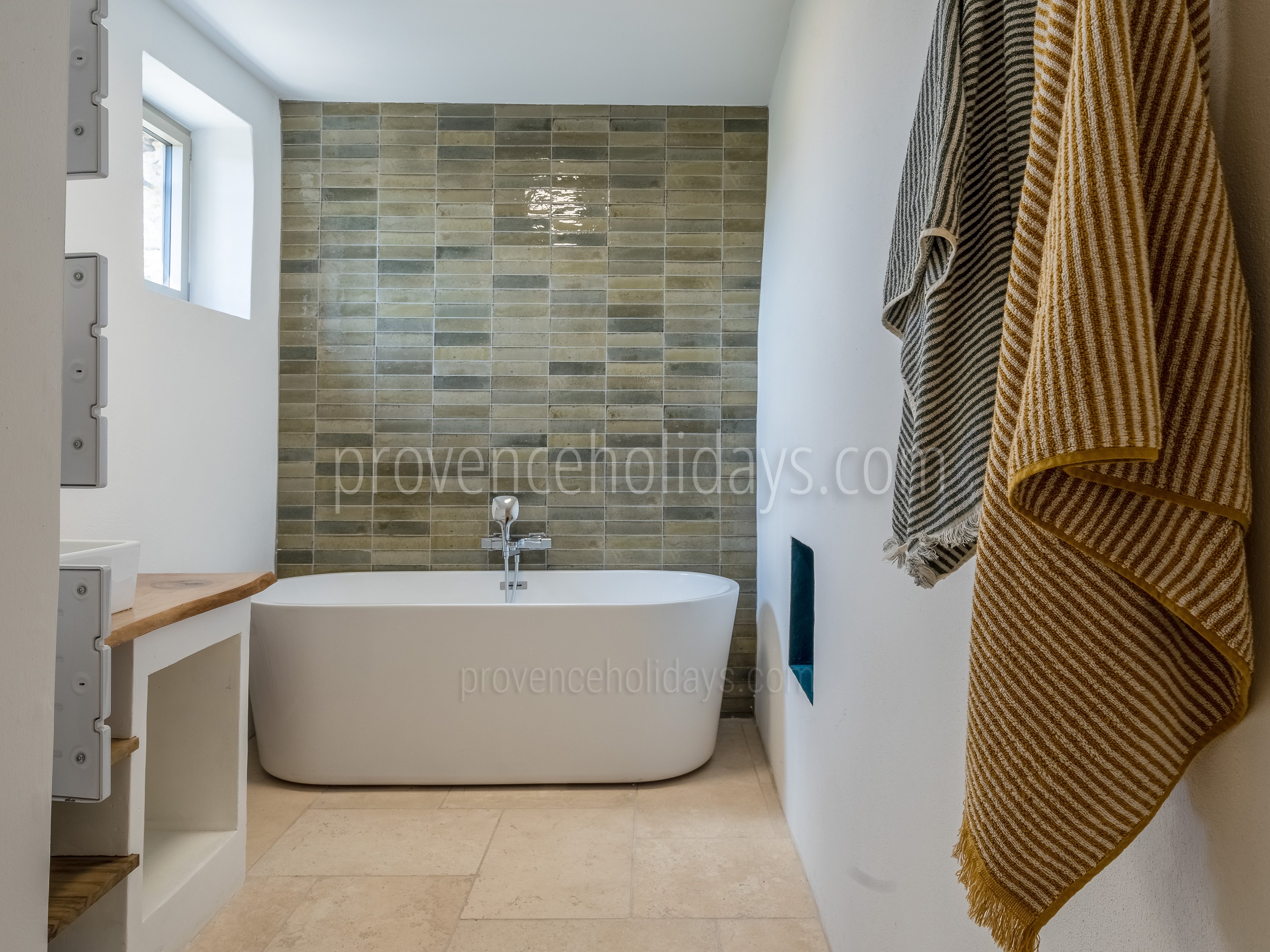 17 - Mas des Aires: Villa: Bathroom