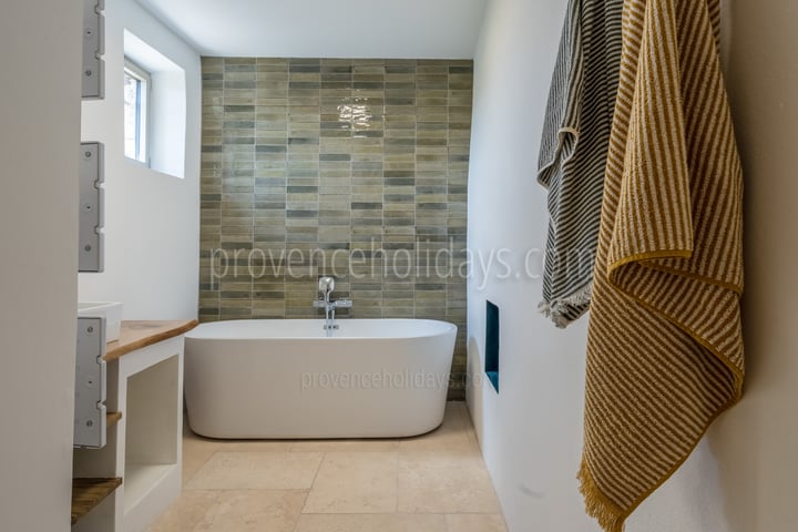 17 - Mas des Aires: Villa: Bathroom