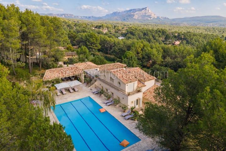 Prestigious estate with swimming pools and spa near Aix