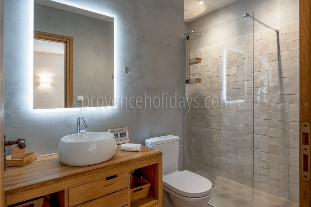 20 - Mas des Chênes: Villa: Bathroom