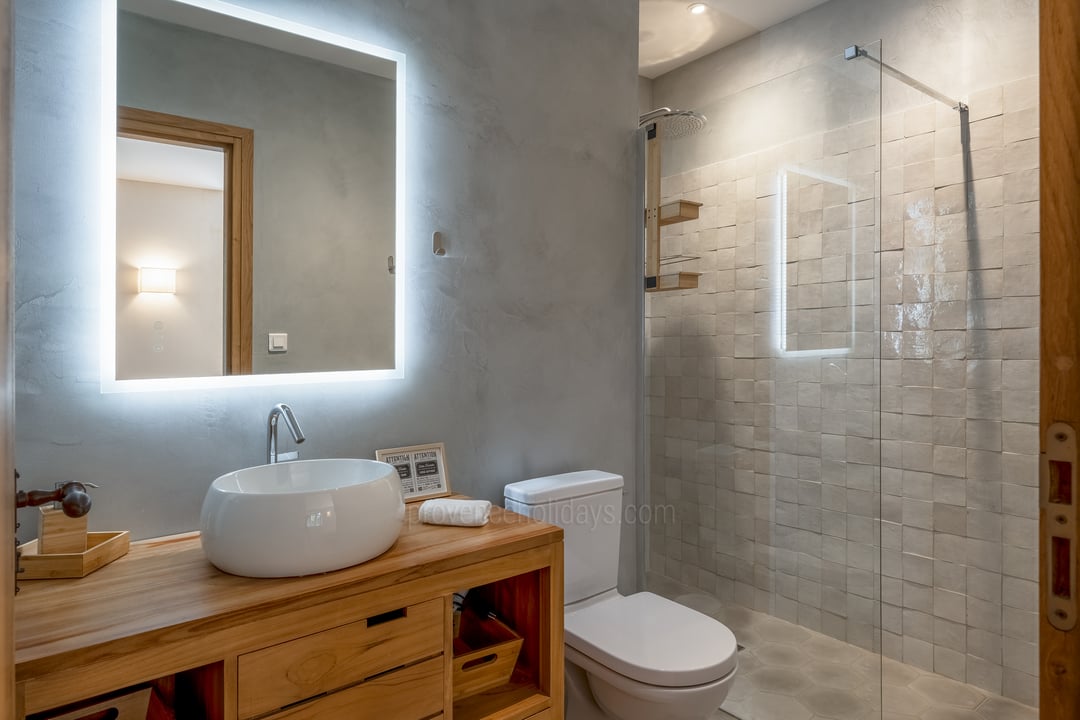 20 - Mas des Chênes: Villa: Bathroom