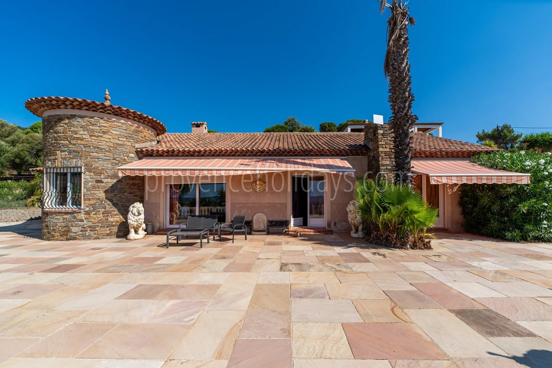 Single-storey villa with sea panorama in Lavandou Villa with pool in Cap Bénat - 5