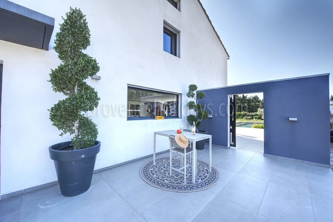 57 - House with pool house in Eyguières: Villa: Exterior