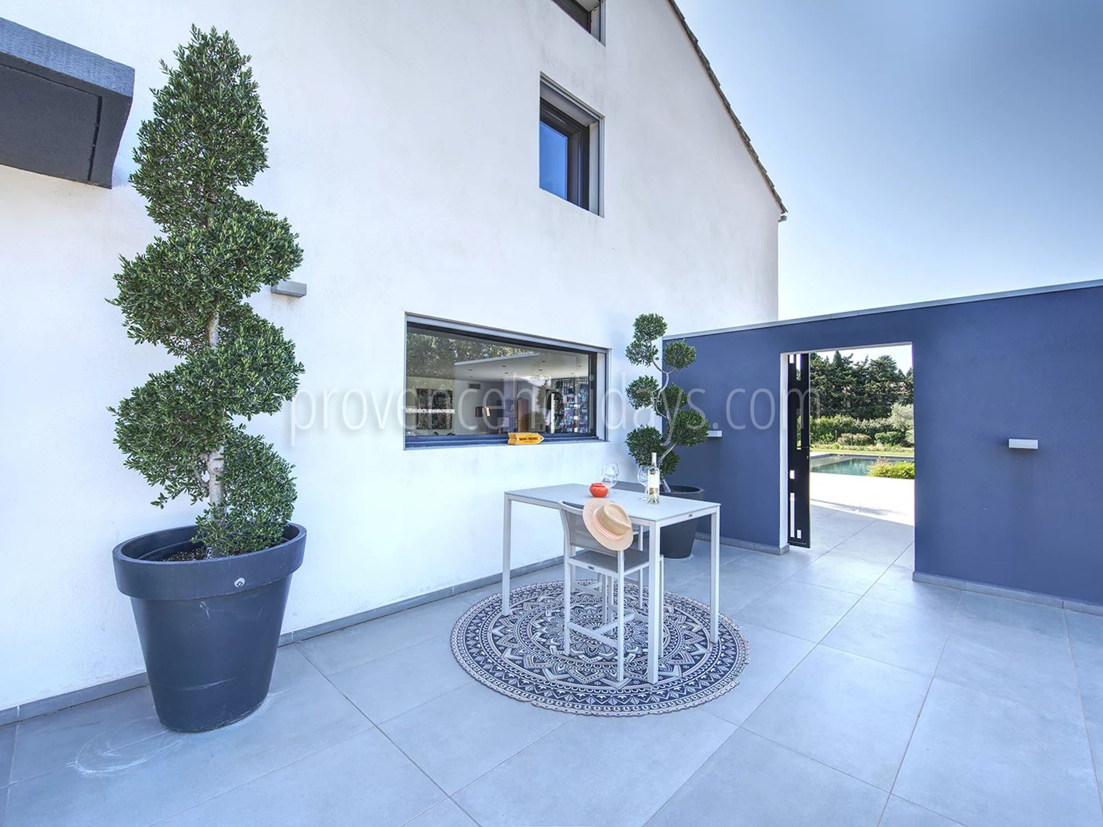 57 - House with pool house in Eyguières: Villa: Exterior