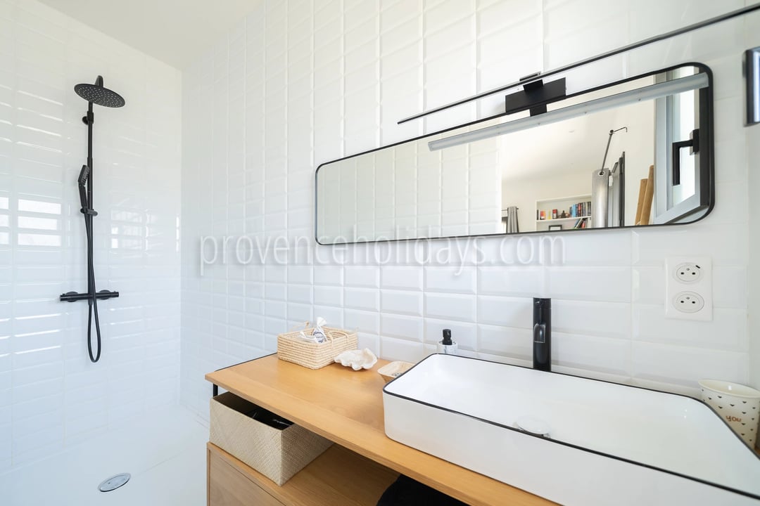 18 - FOR SALE – Charming property with a pool in Vaugines, near Lourmarin – panoramic view of the Luberon.: Villa: Bathroom