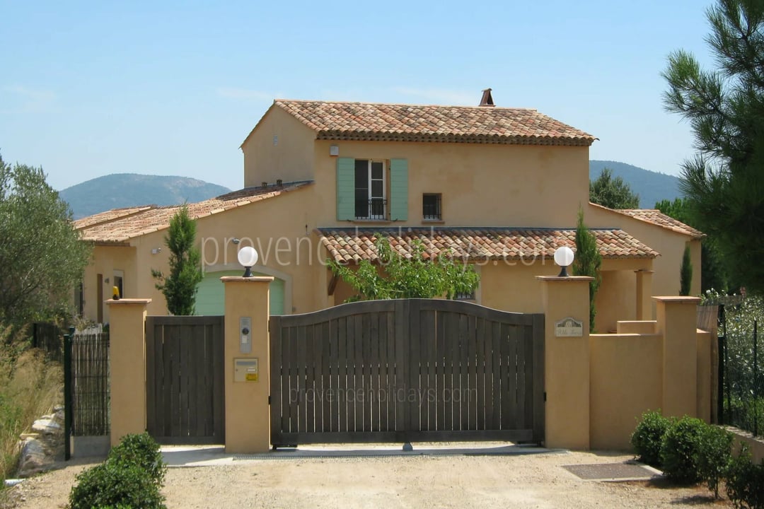 Villa just a few steps from the heart of the village of Plan-de-la-Tour. - Exterior