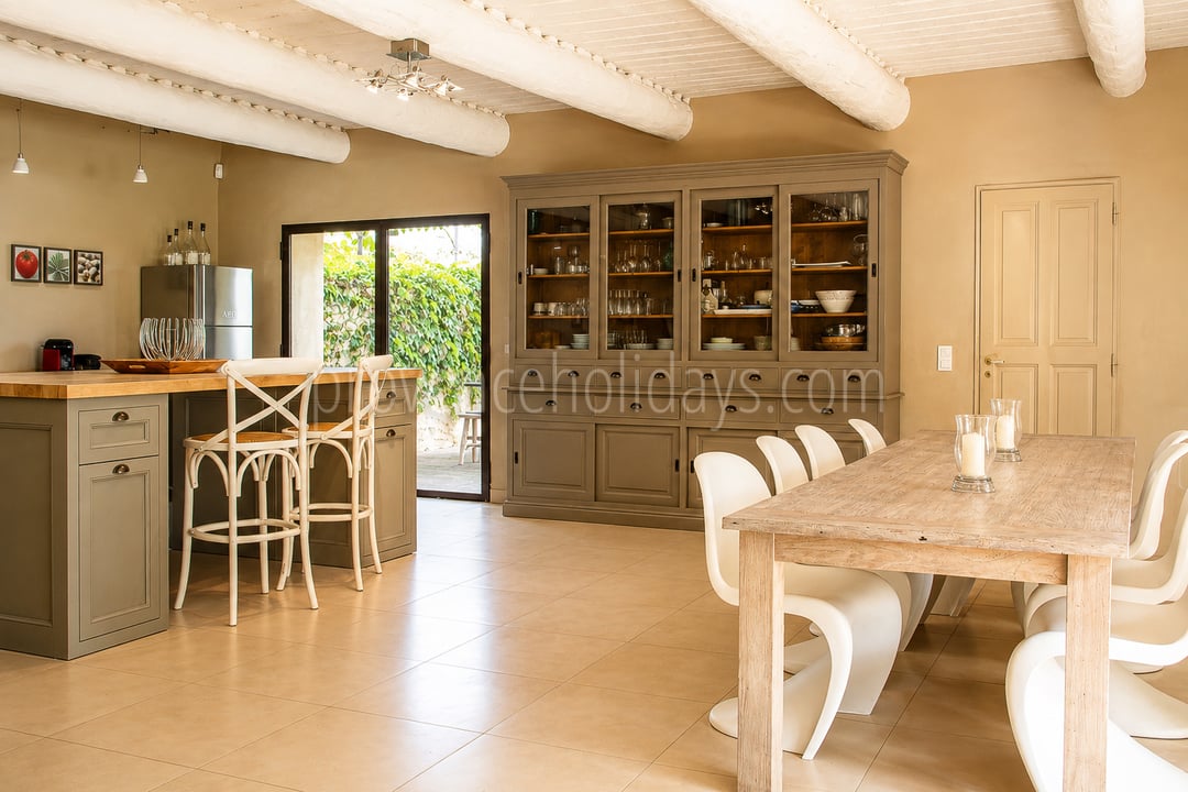 32 - Bauernhaus mit Blick auf den Luberon: Villa: Interior