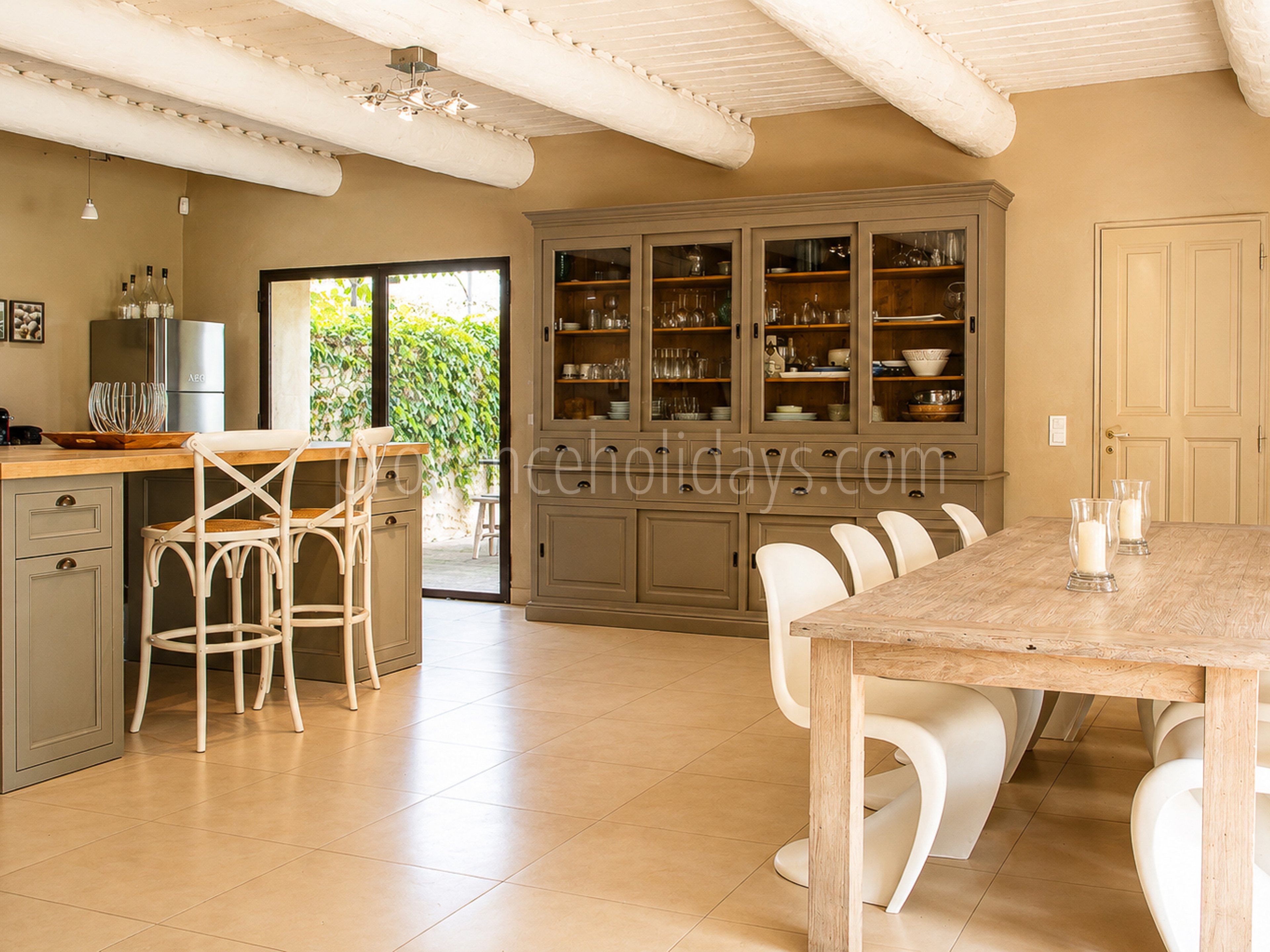 32 - Bauernhaus mit Blick auf den Luberon: Villa: Interior