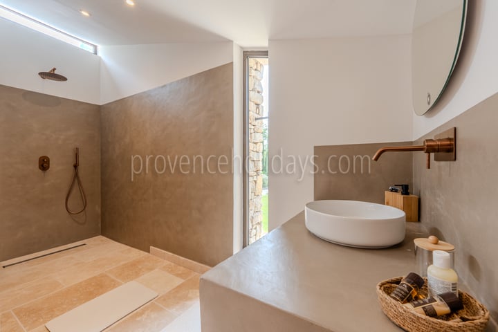 24 - Mas de la Rivière Secrète: Villa: Bathroom 1
