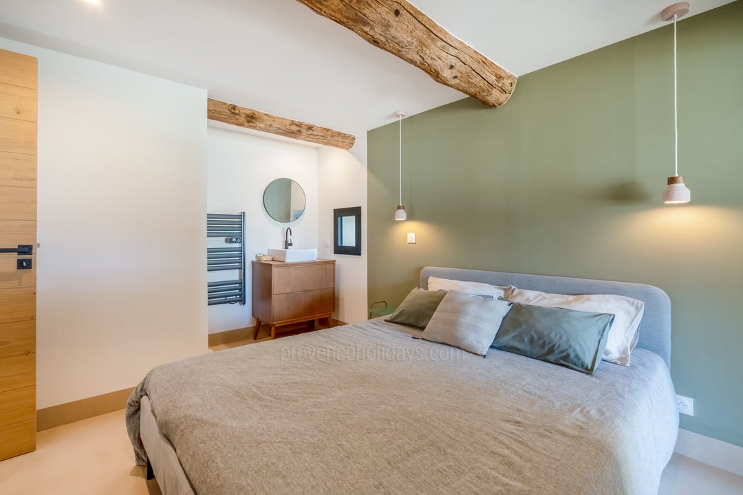 32 - Mas de Seguret: Villa: Bedroom