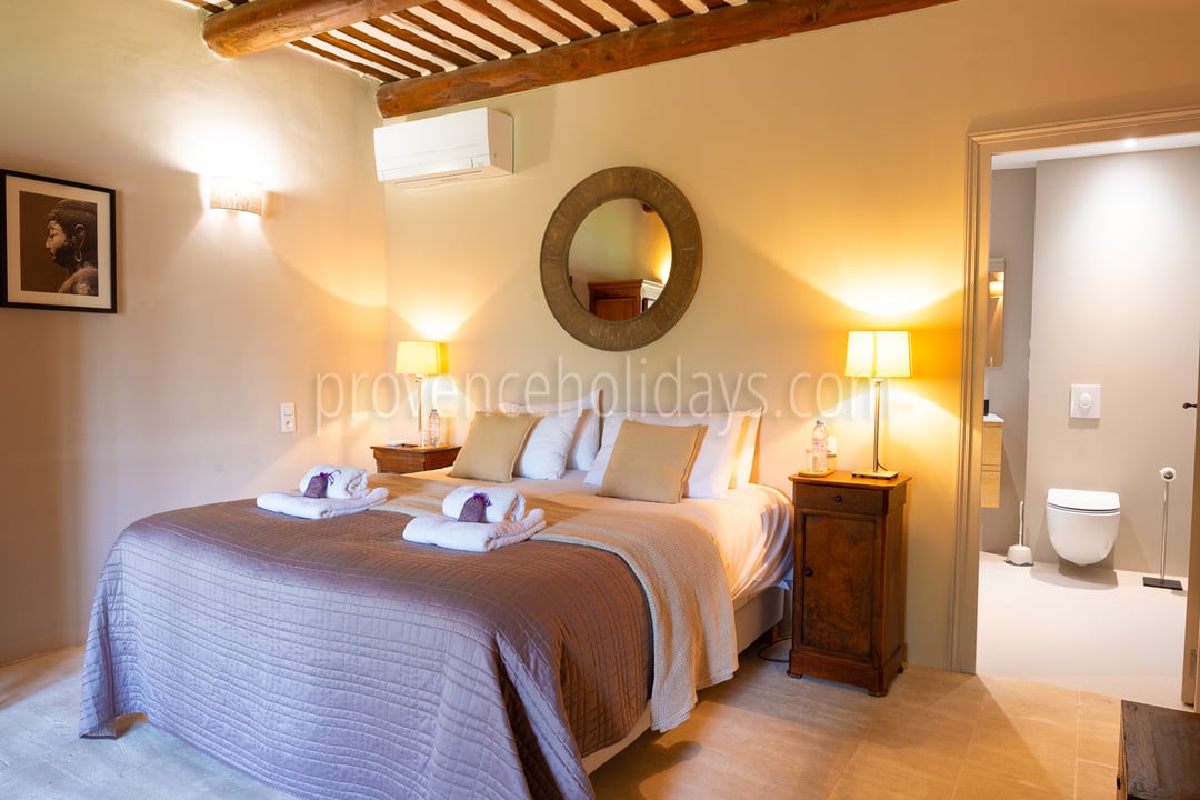 21 - Le Mas de Joucas: Villa: Bedroom