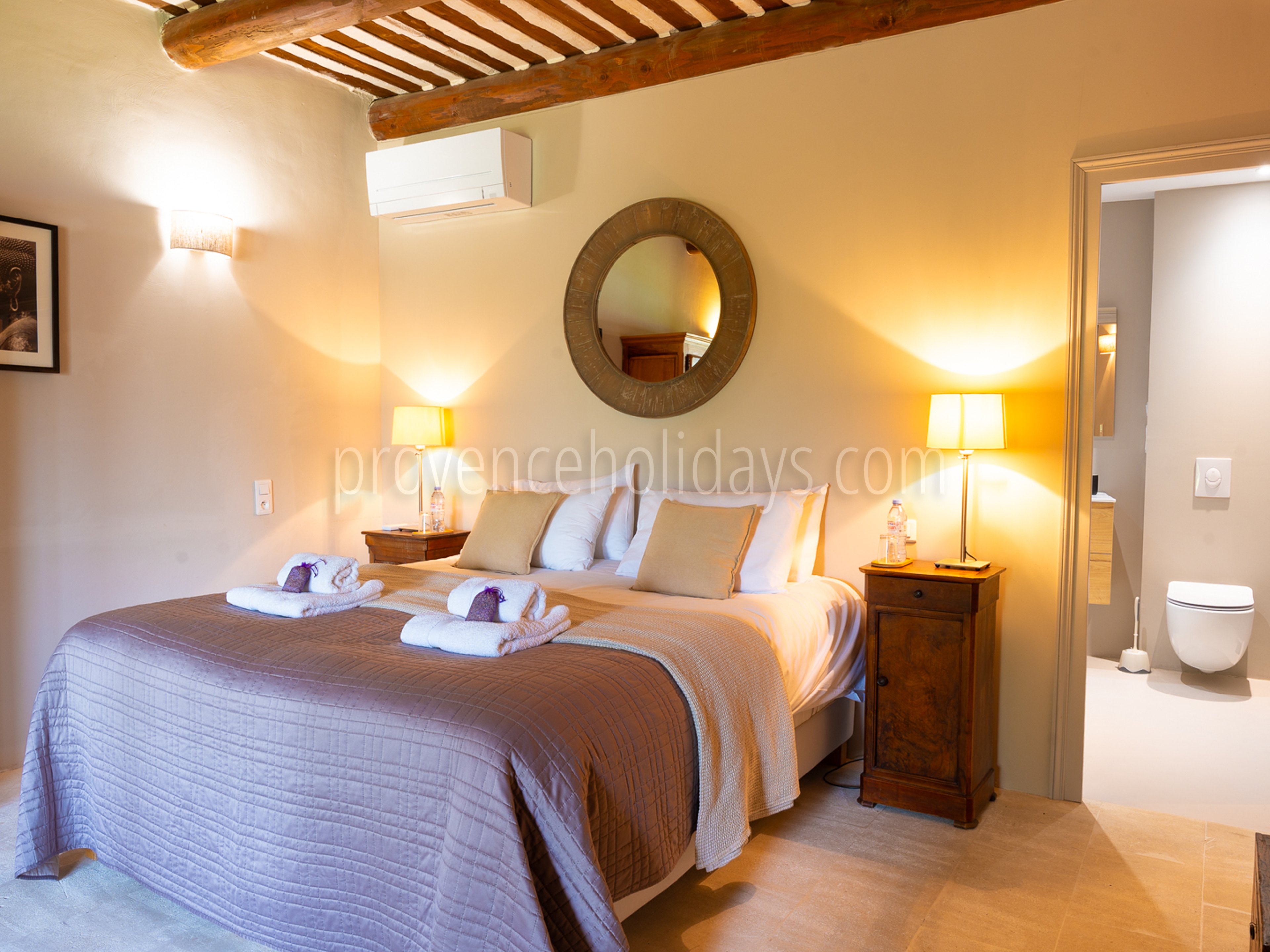 21 - Le Mas de Joucas: Villa: Bedroom