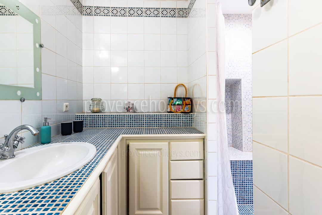 41 - Maison du Soleil: Villa: Bathroom
