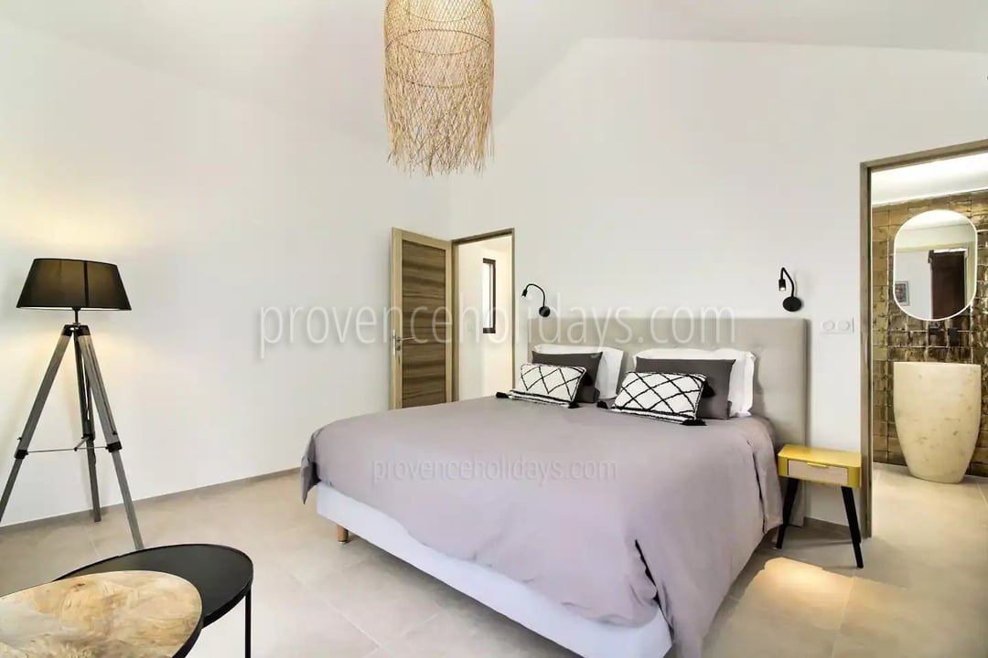 2 - Maison de la Sorgue: Villa: Bedroom
