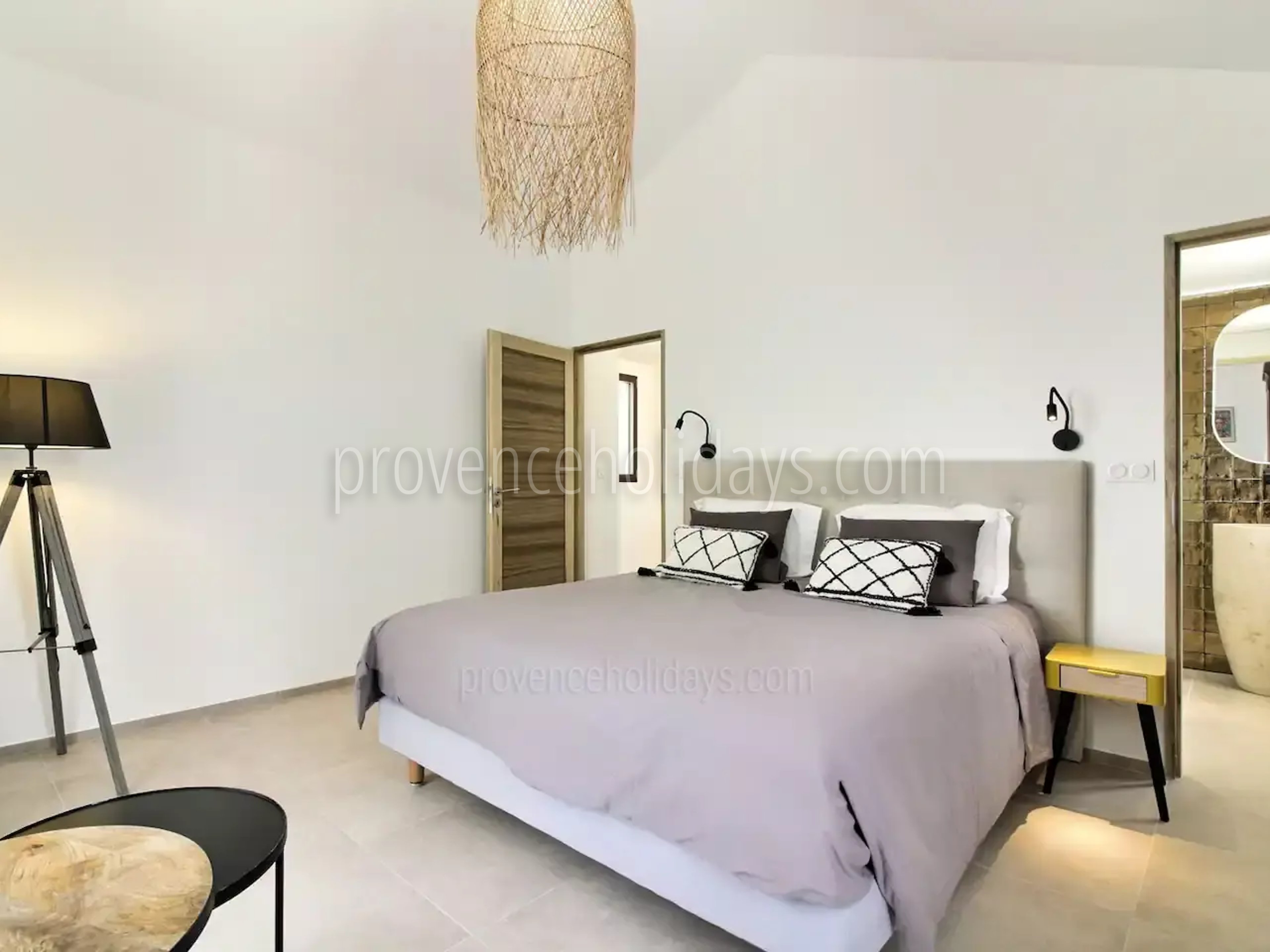 2 - Maison de la Sorgue: Villa: Bedroom