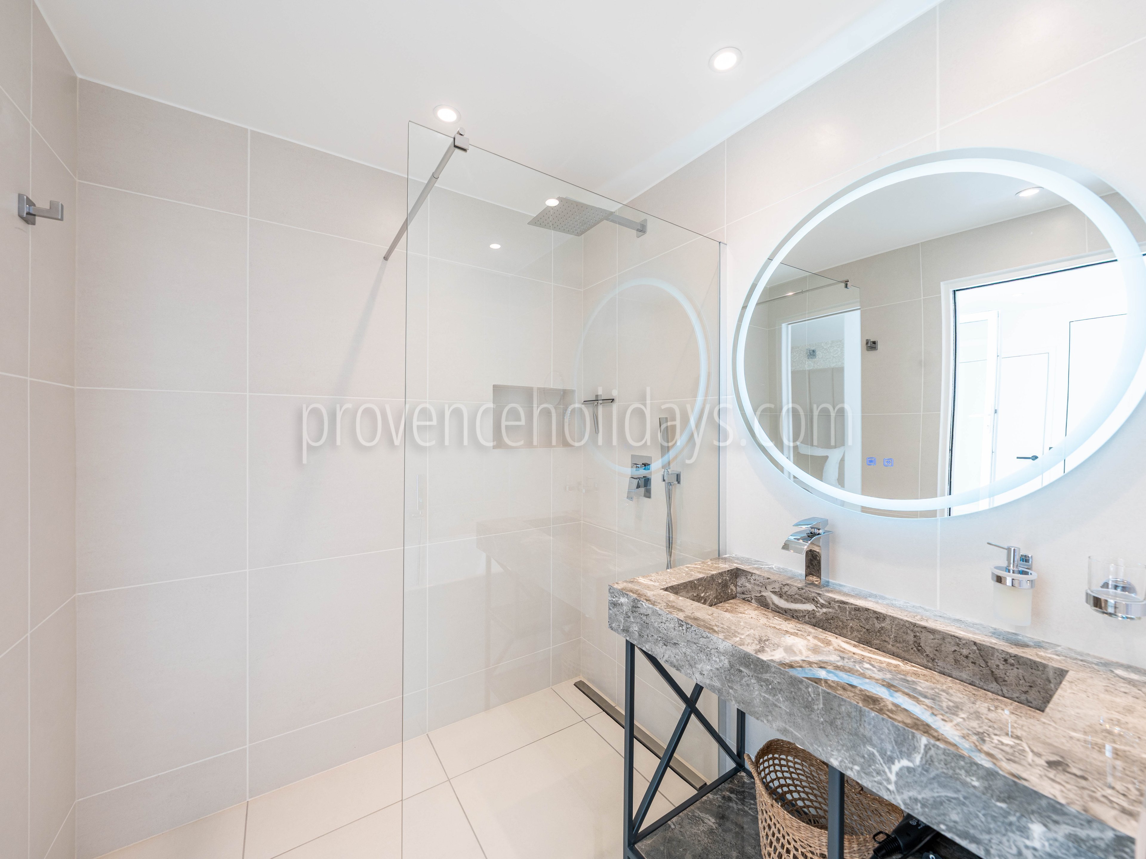 16 - Villa Croisette: Villa: Bathroom