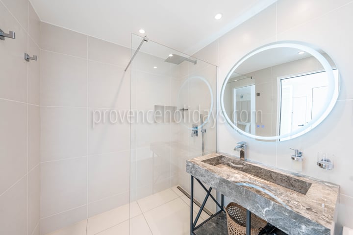 16 - Villa Croisette: Villa: Bathroom