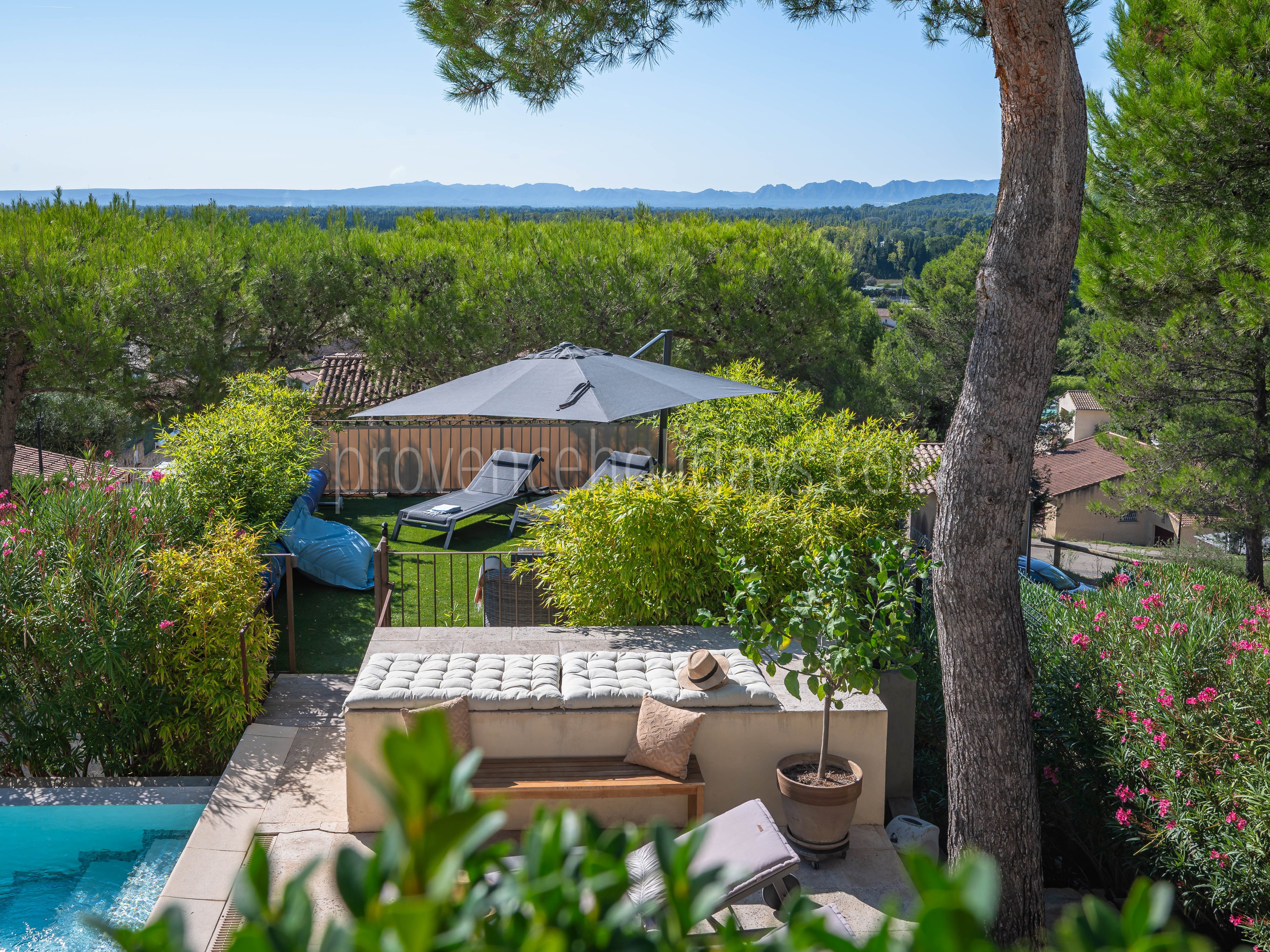 28 - La Pinède: Villa: Exterior