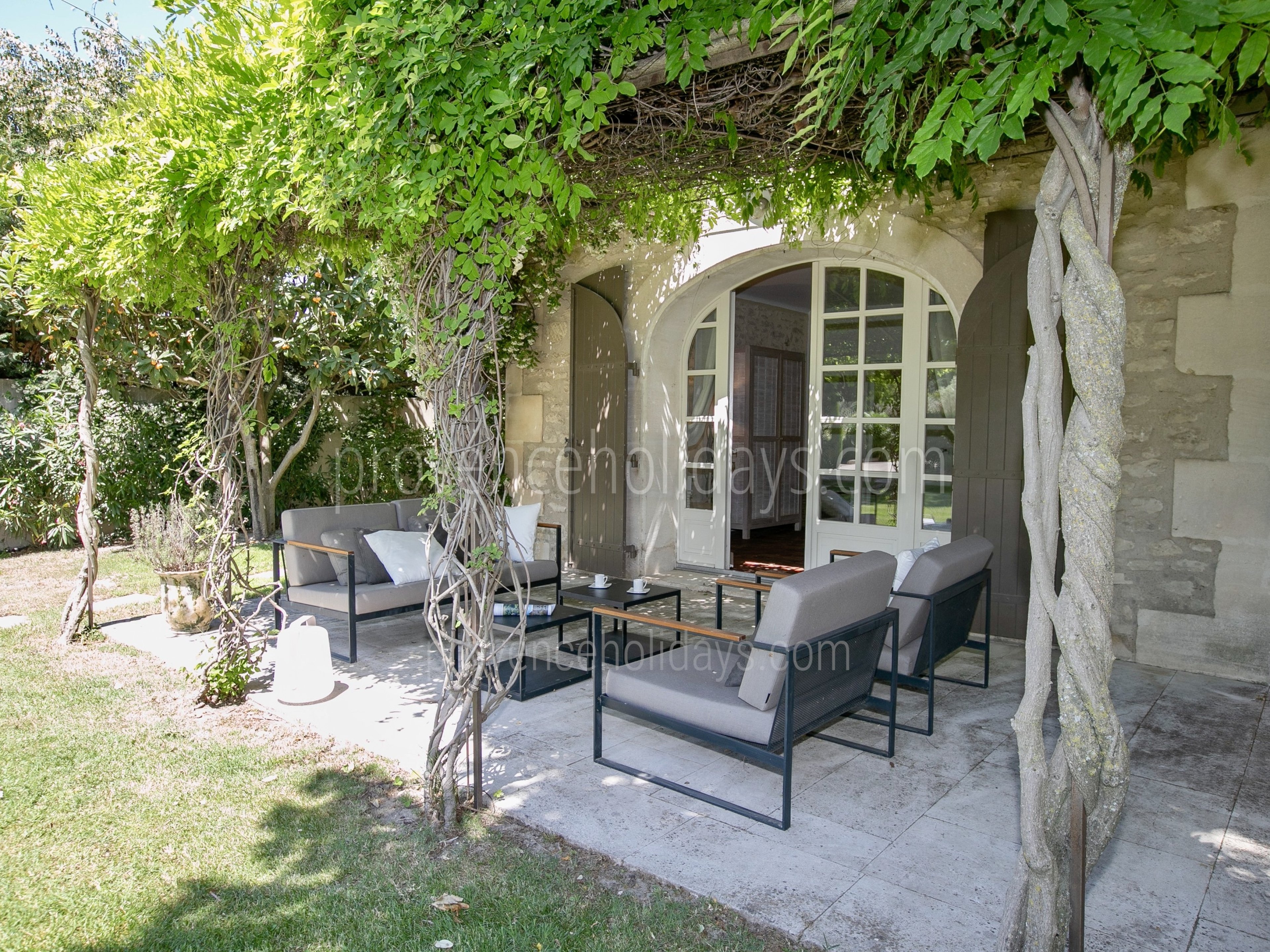 20 - Les Oliviers: Villa: Exterior - Sitting area