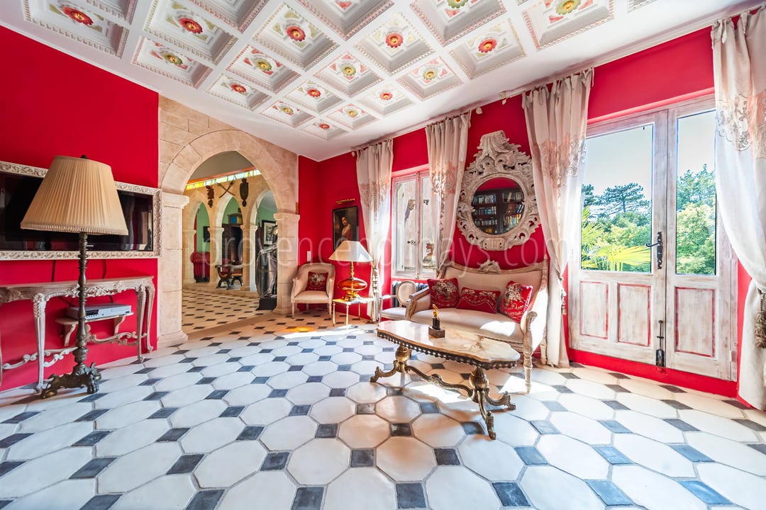 22 - Character estate in Cucuron: Villa: Interior