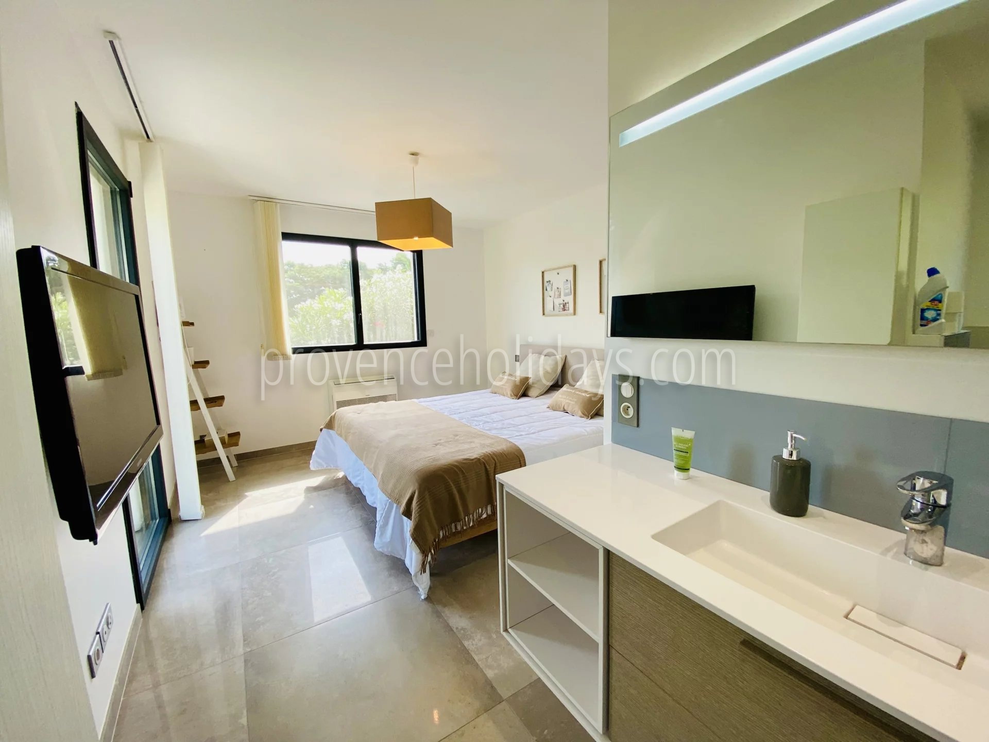 14 - Villa met zelfstandige ruimte in Cavalaire-sur-Mer: Villa: Bedroom