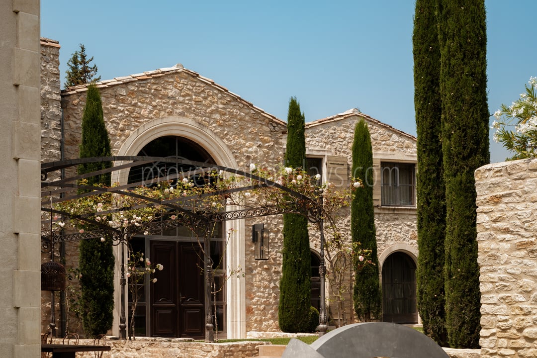 29 - La Bastide de Maussane: Villa: Exterior
