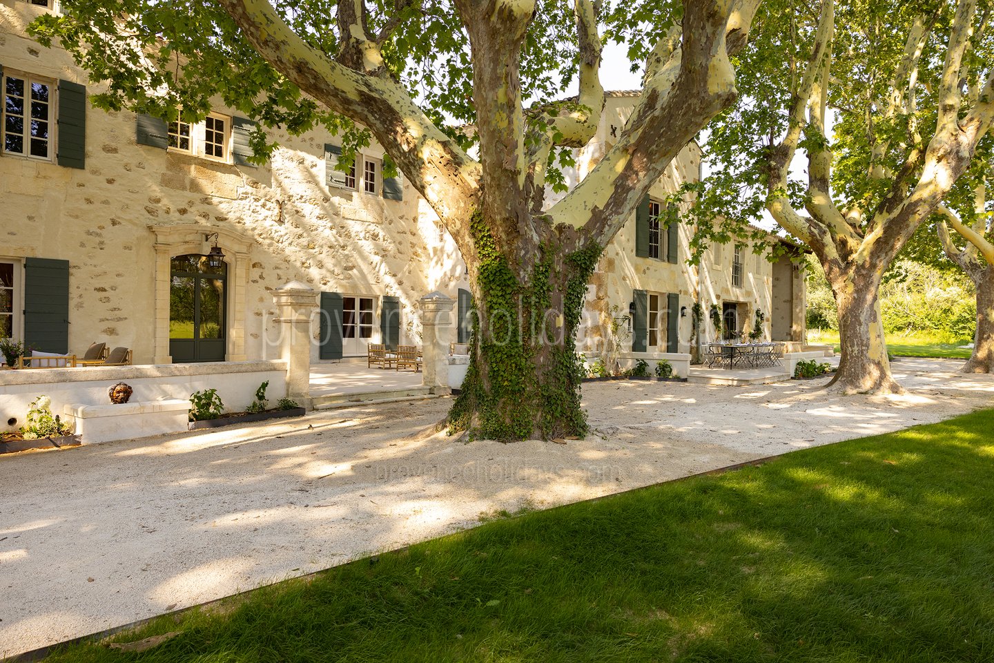 30 - Bastide Mouriès: Villa: Exterior