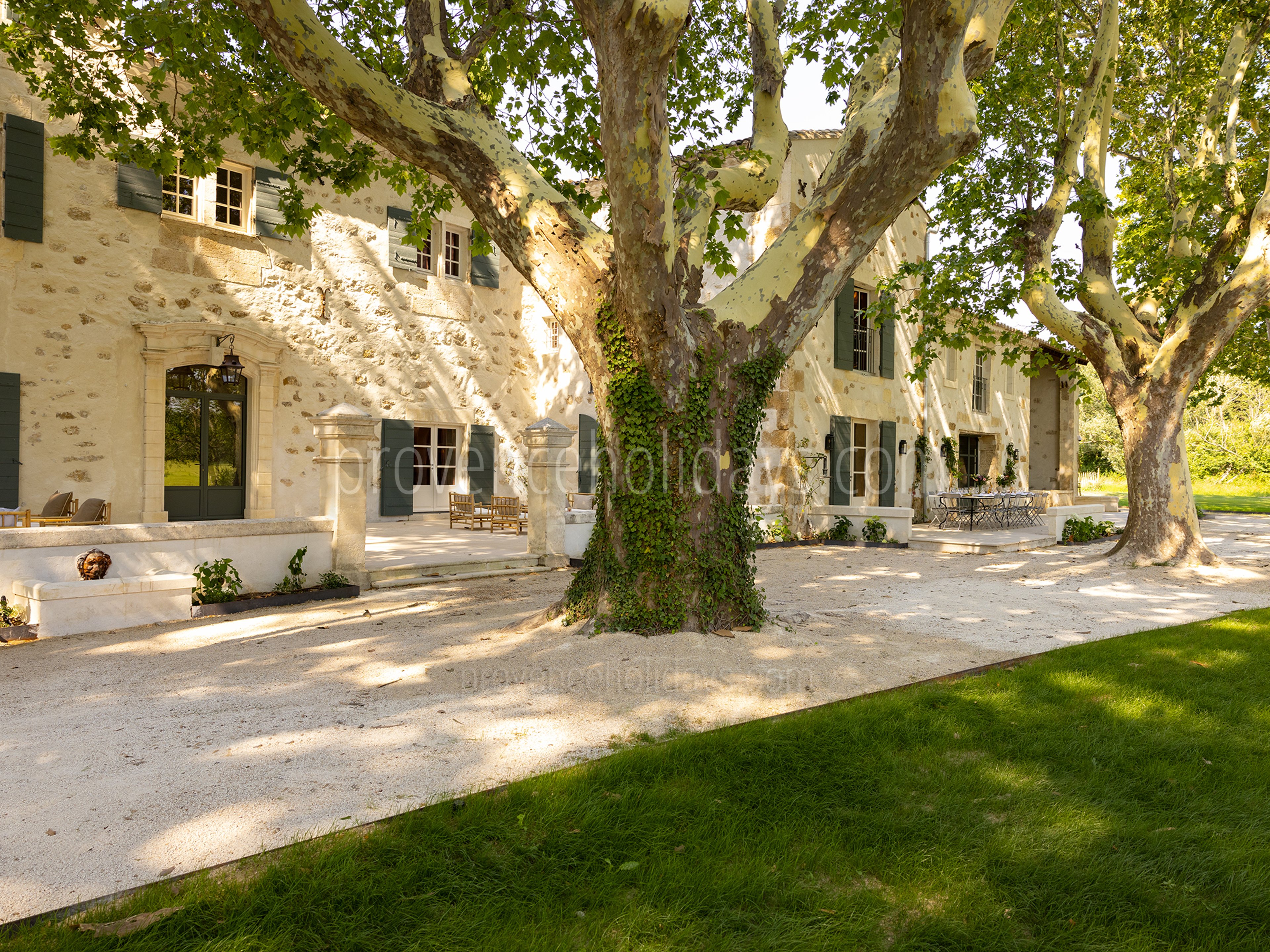 30 - Bastide Mouriès: Villa: Exterior