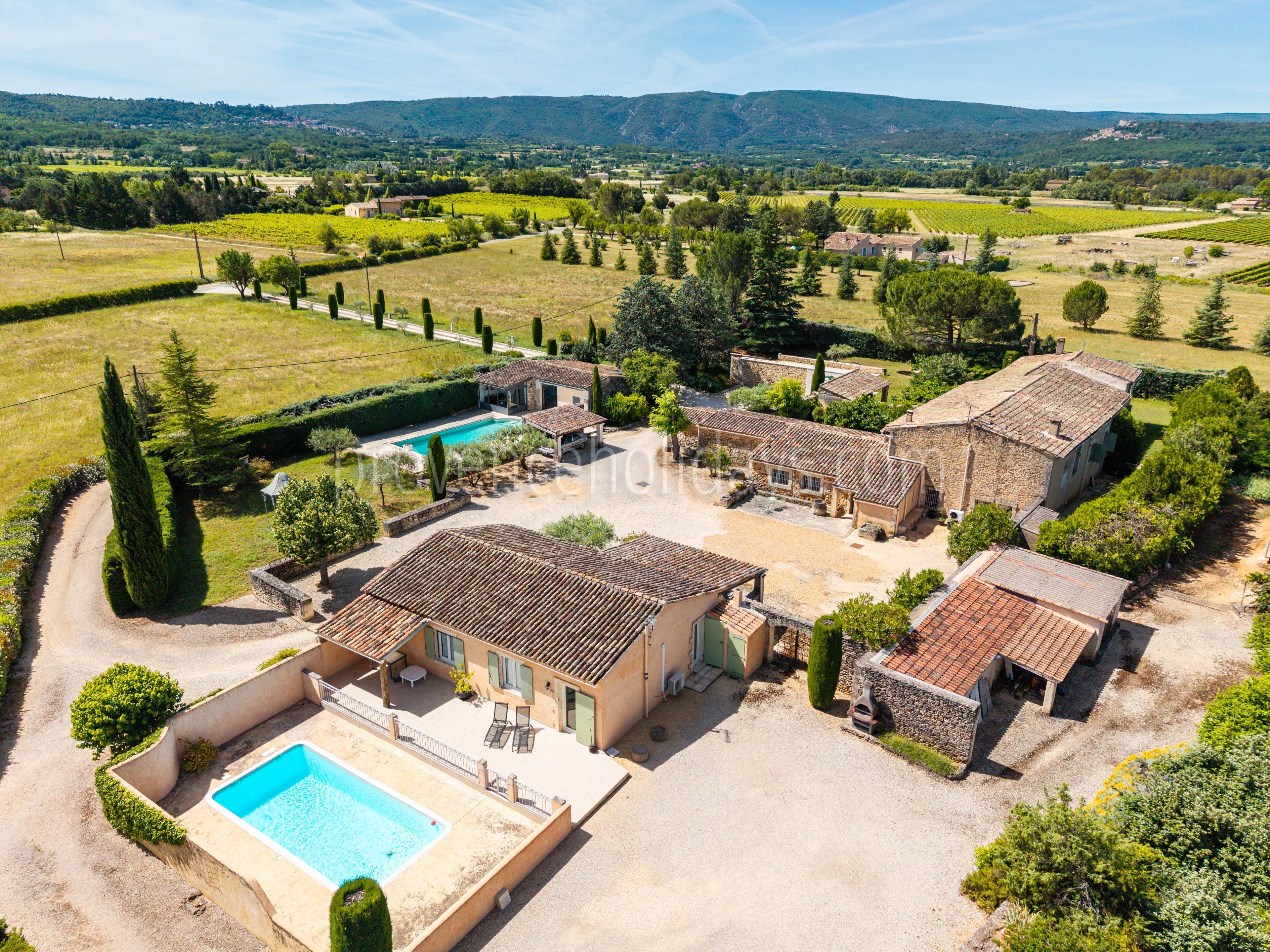 22 - Characterful mas in Bonnieux: Villa: Exterior