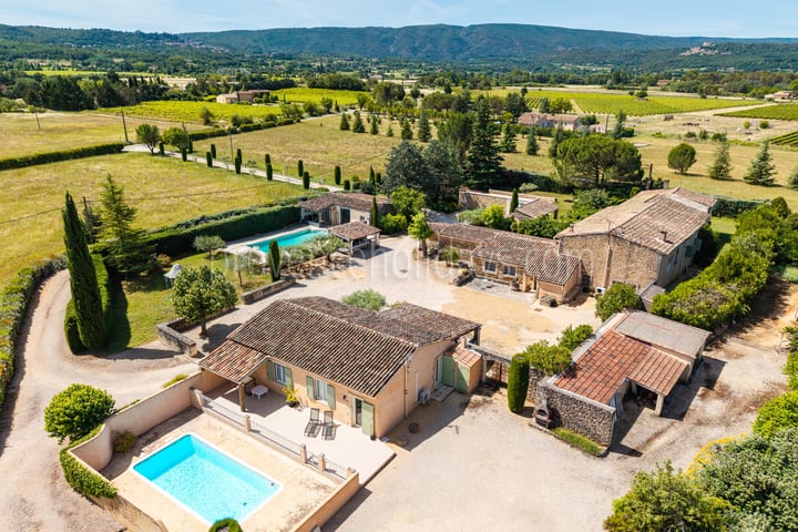 22 - Characterful mas in Bonnieux: Villa: Exterior
