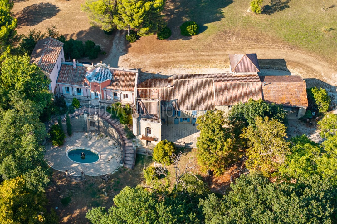 2 - Character estate in Cucuron: Villa: Exterior
