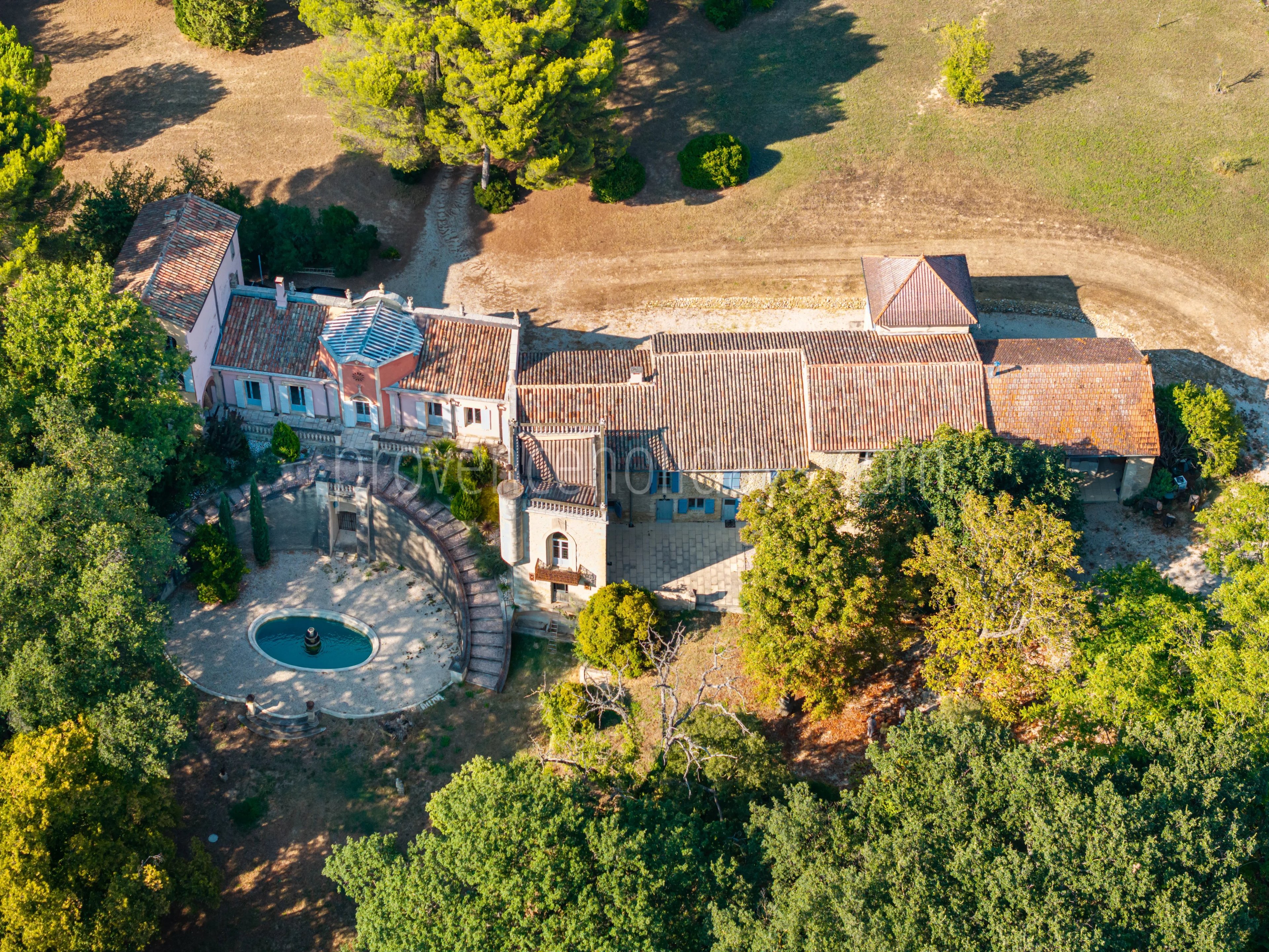 2 - Character estate in Cucuron: Villa: Exterior