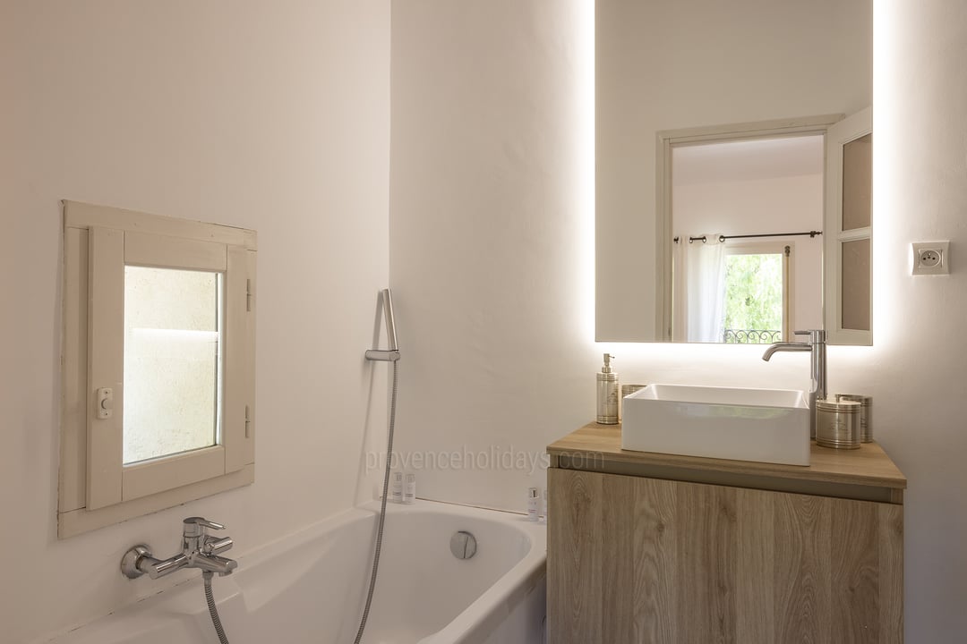 21 - Mas du Carlet: Villa: Bathroom