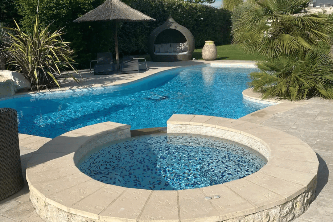 Vakantiehuis met jacuzzi in het centrum van Mollégès