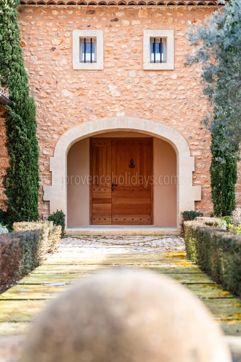 14 - Provençal residence in Bonnieux: Villa: Exterior