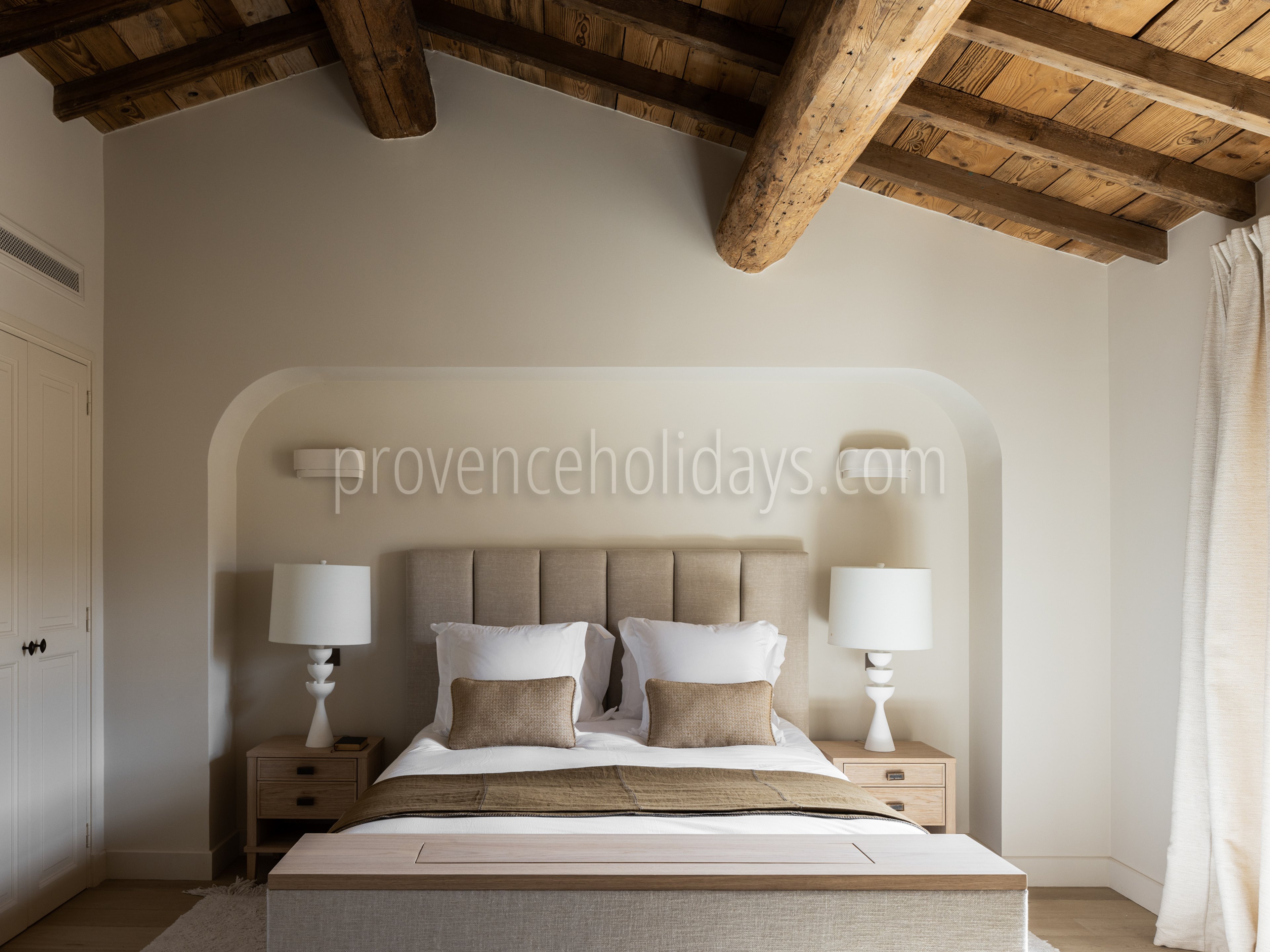 36 - Mas Chabaud: Villa: Bedroom