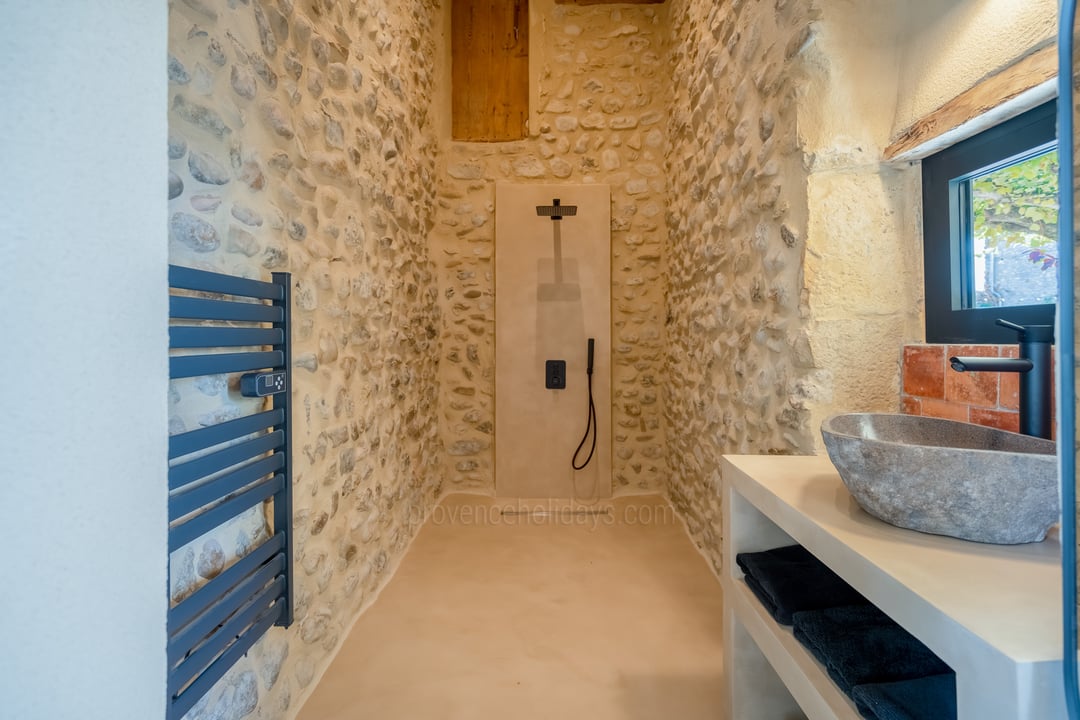 5 - Mas de Seguret: Villa: Bathroom