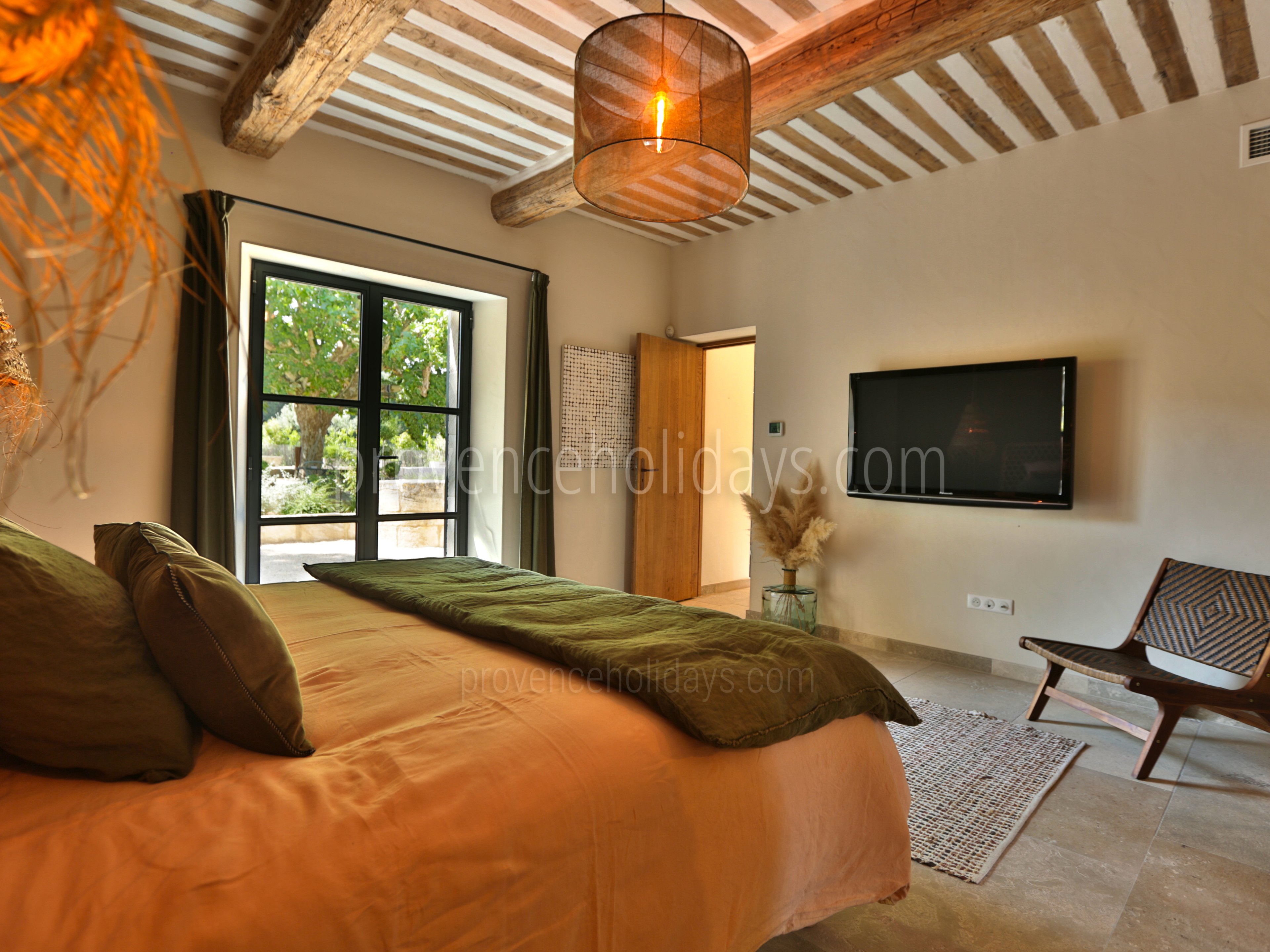 24 - Mas des Lumières: Villa: Bedroom 1