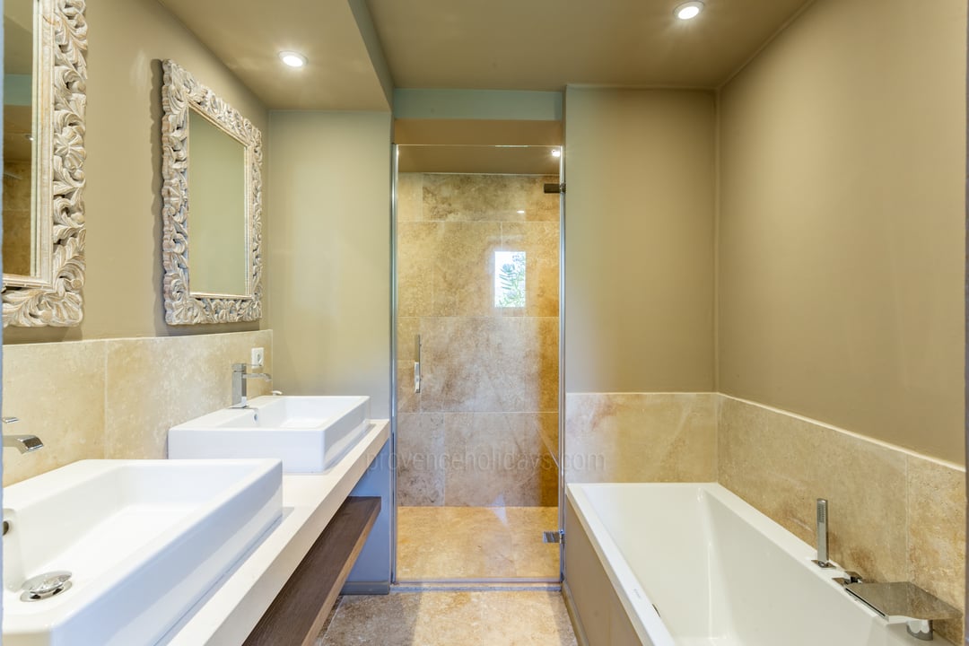 10 - Mas Saint-Julien: Villa: Bathroom