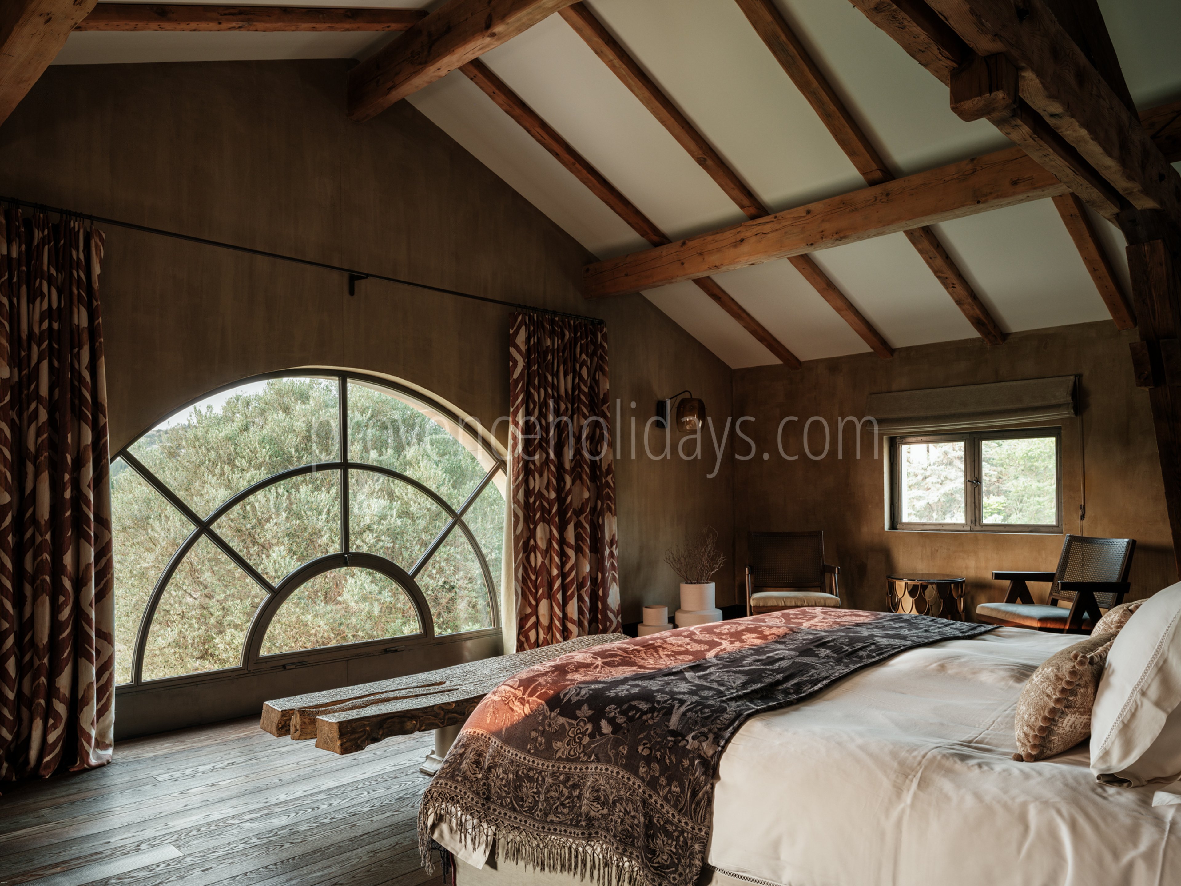 12 - La Bastide de Maussane: Villa: Bedroom