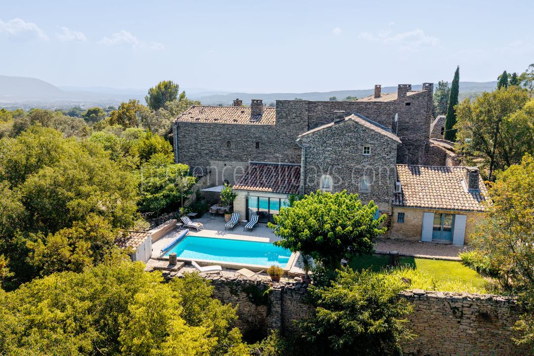 Charming farmhouse with a heated pool near Gordes