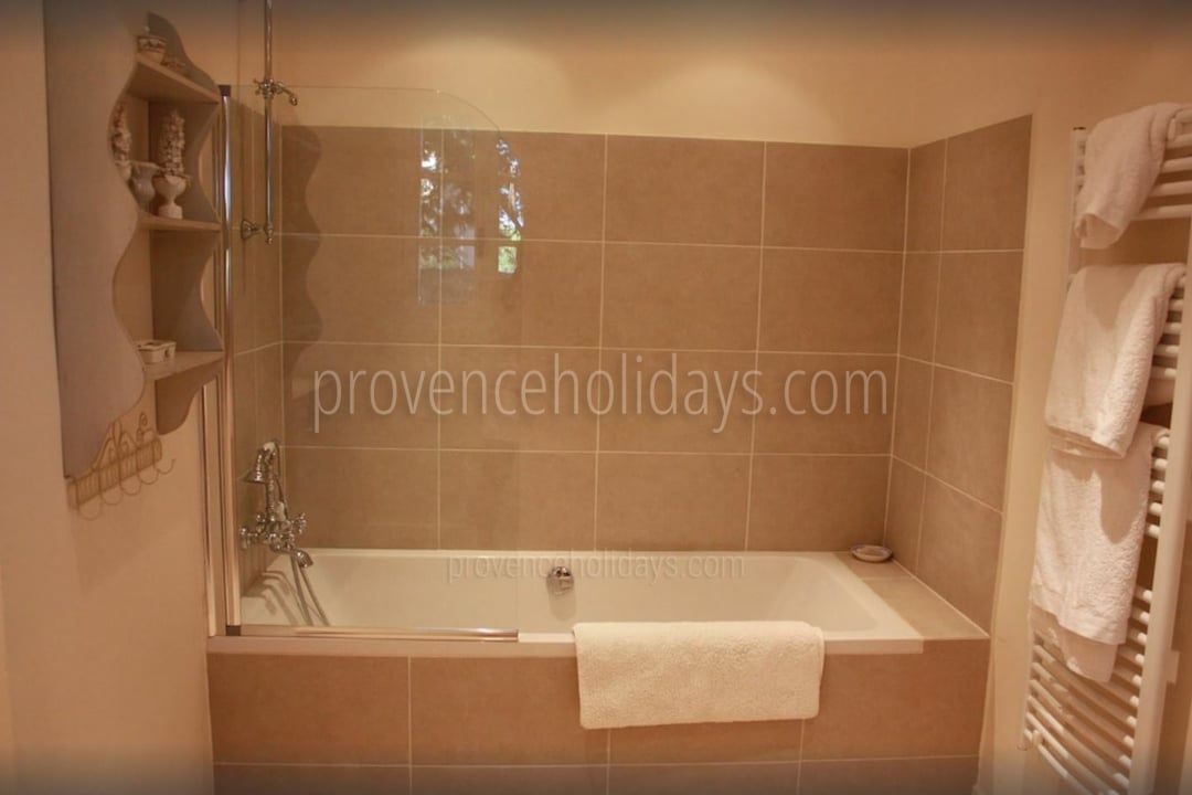 17 - Mas Blauvac: Villa: Bathroom