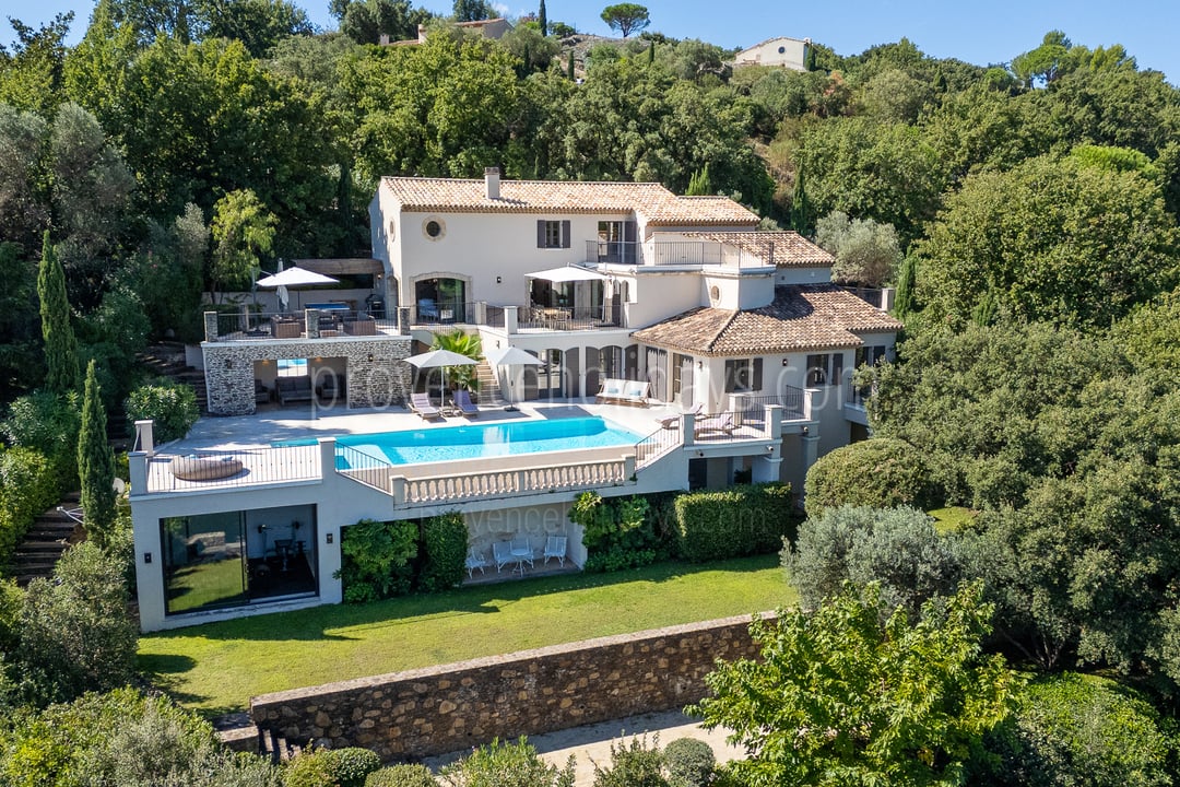 Vermietung für 12 Personen zu Fuß vom Dorf Grimaud und Meerblick