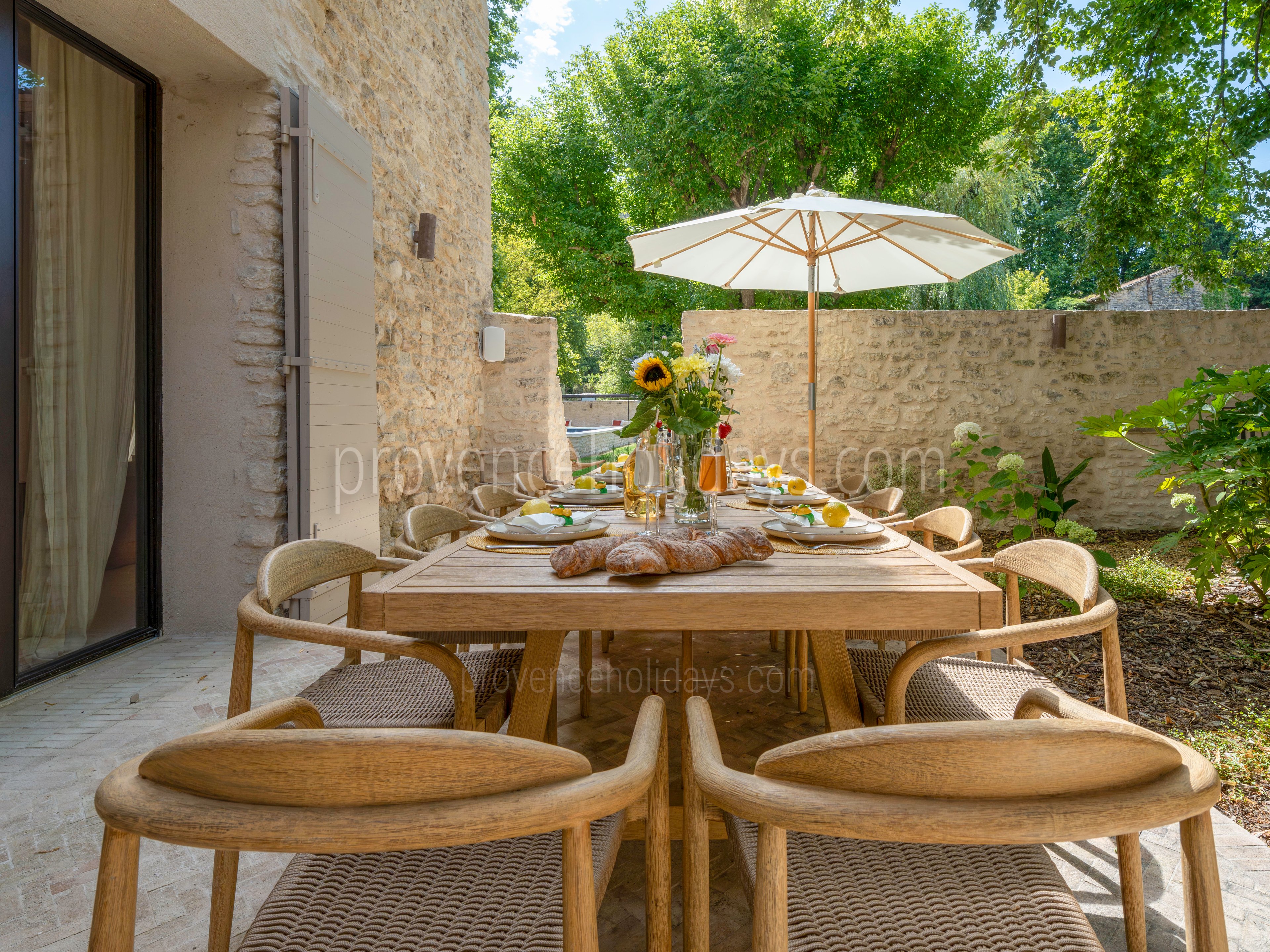 42 - Domaine de la Sorgue: Villa: Exterior