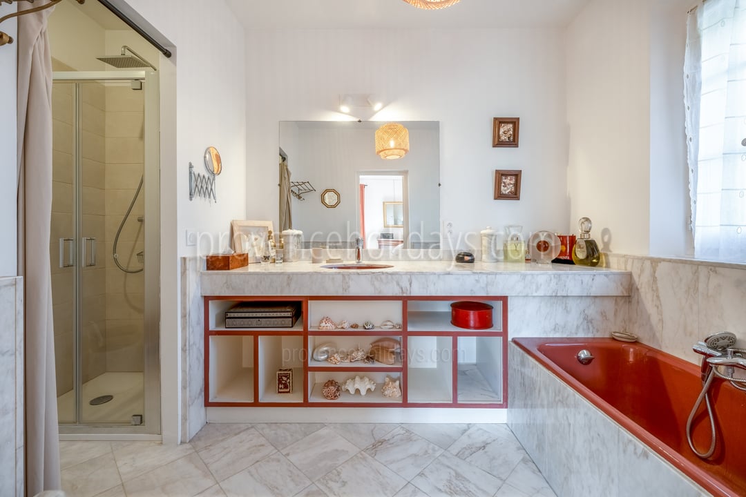 56 - Mas des Trois Cyprès: Villa: Bathroom