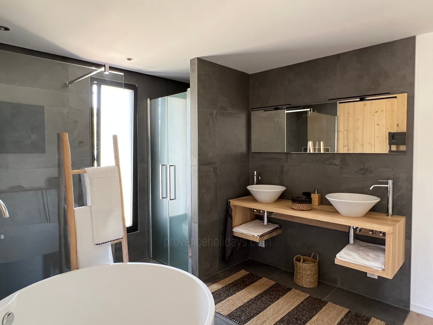 15 - Villa Garrigue: Villa: Bathroom